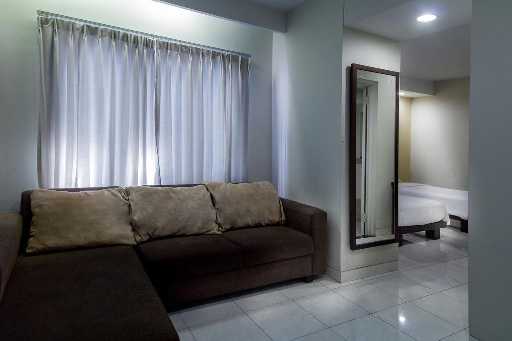Hotel Quirin Semarang Habitación foto