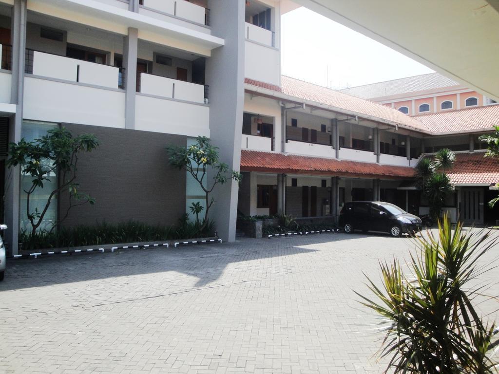 Hotel Quirin Semarang Exterior foto